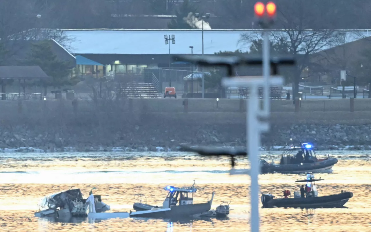 Avião com 64 pessoas e helicóptero caem em rio após colisão nos EUA