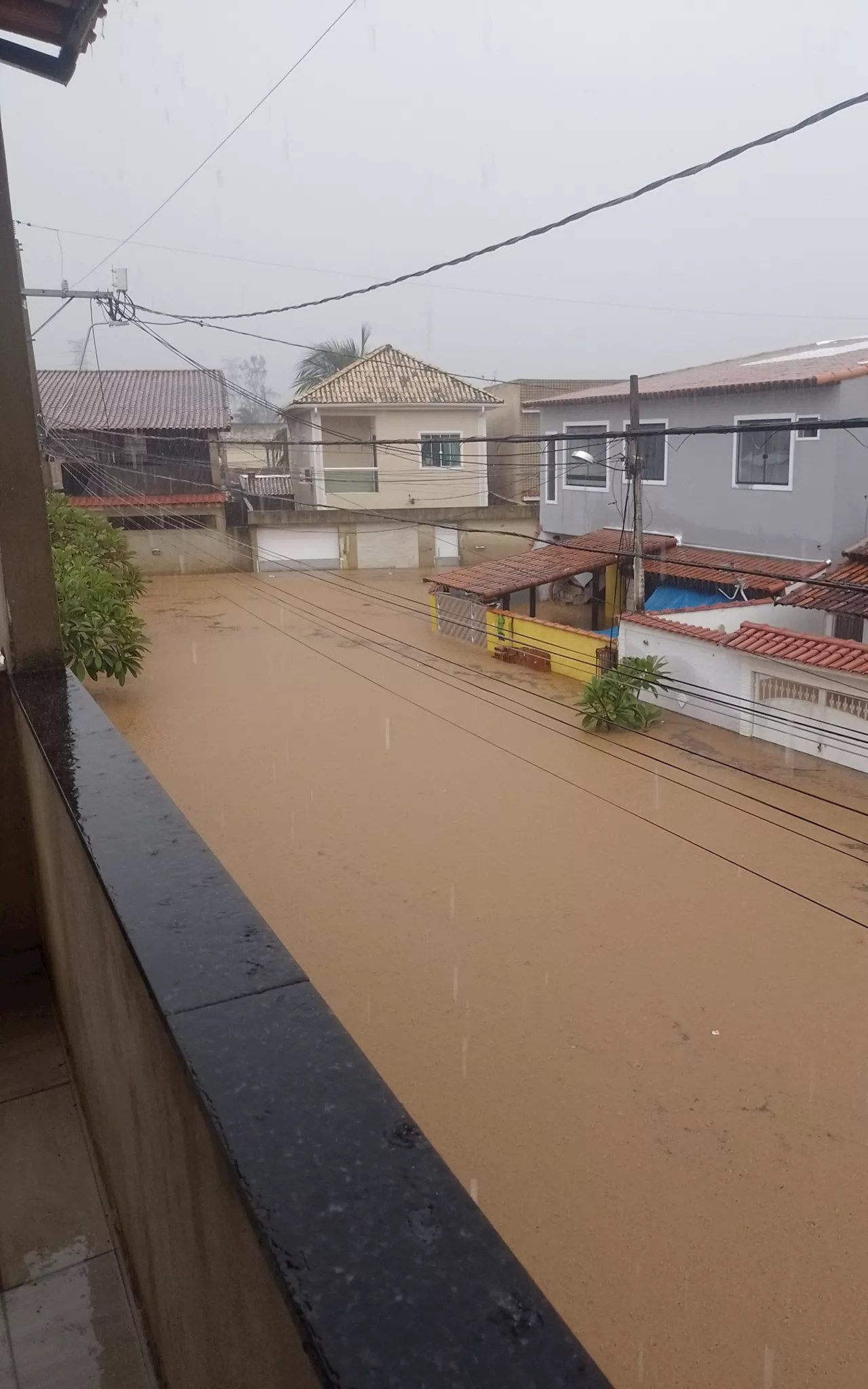 Rio Botas alcança 5,4 metros em Nova Iguaçu; cidade segue em alerta máximo