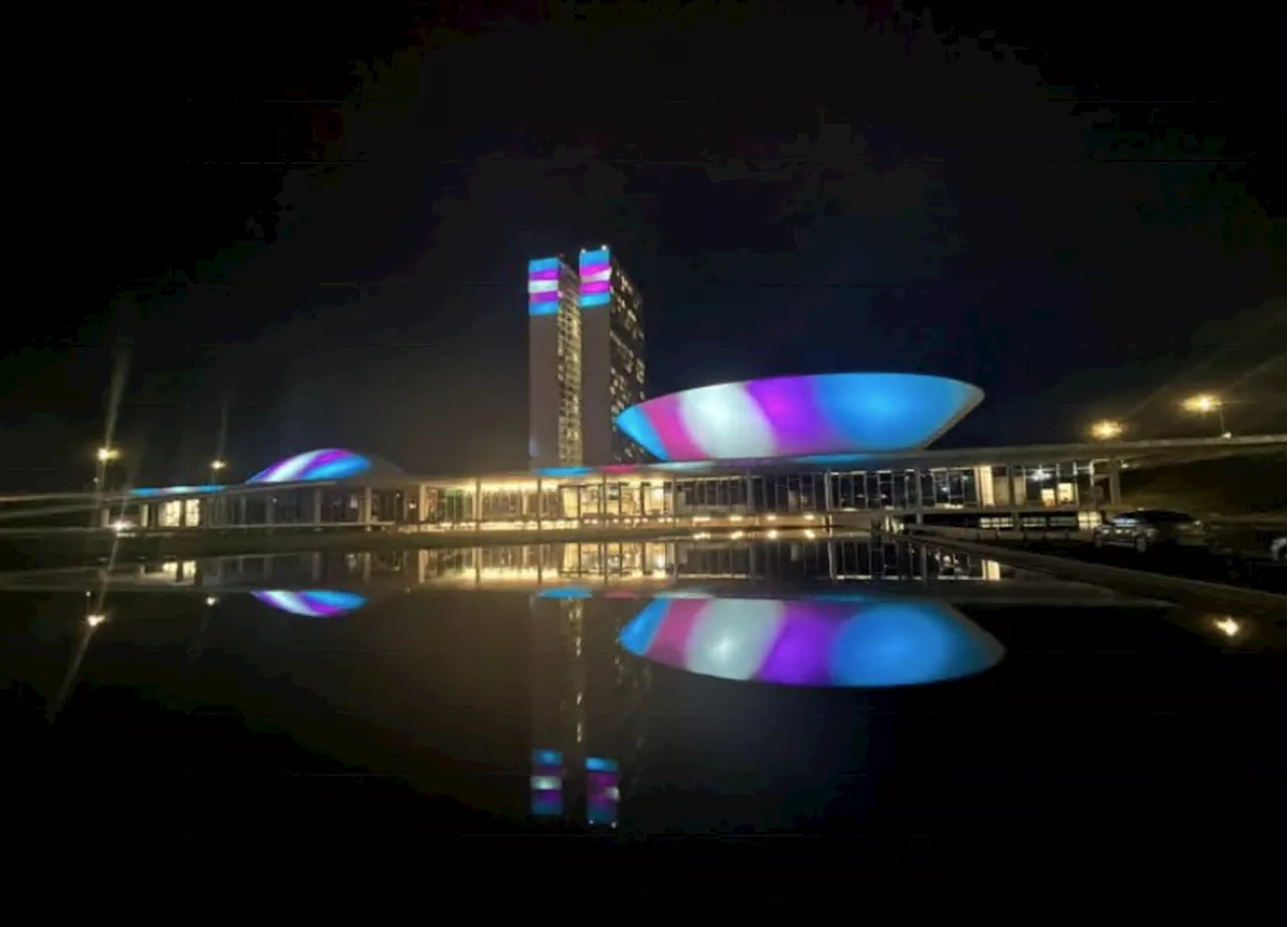 Após pedido de deputadas, Congresso é iluminado com cores da bandeira trans