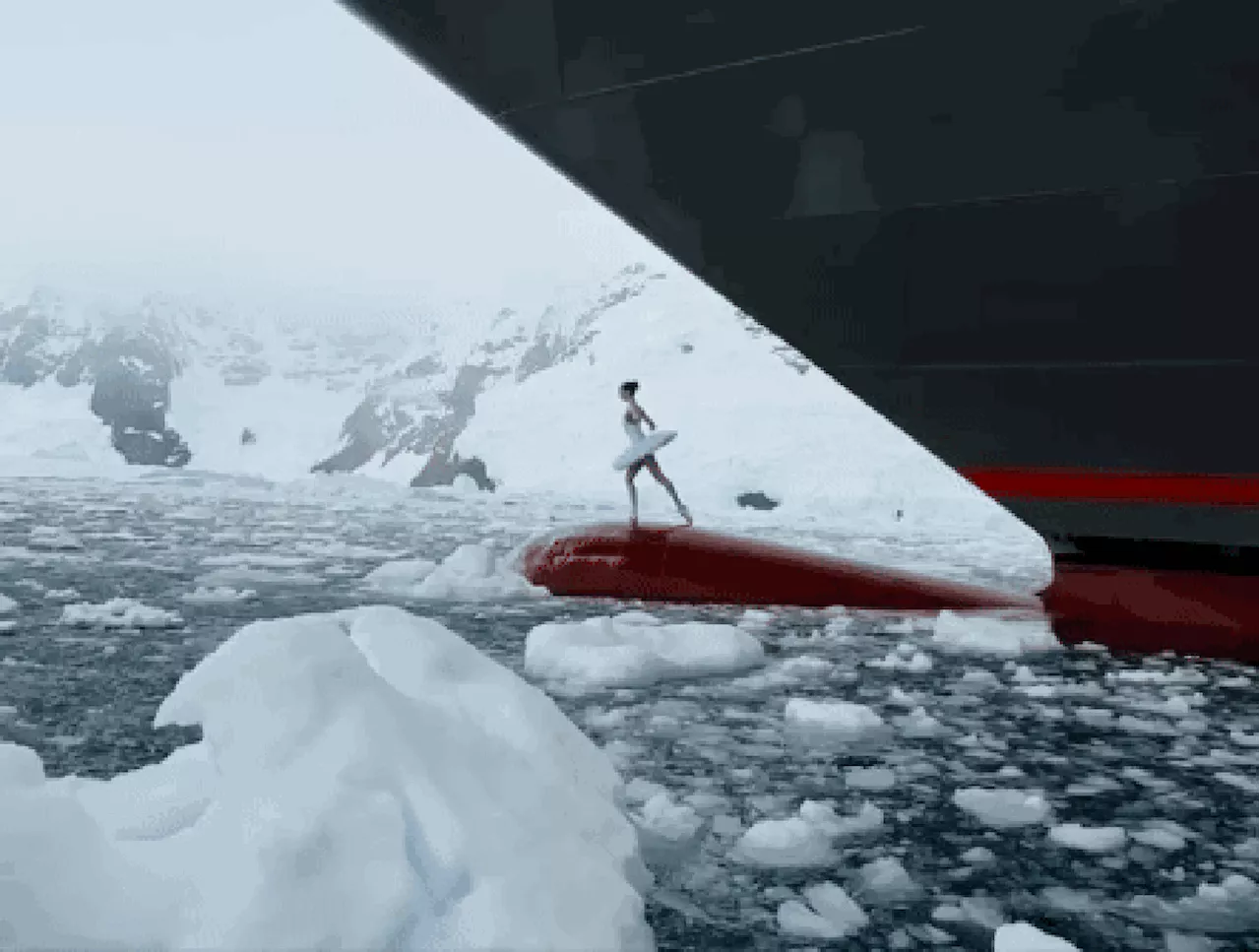 Bailarina Dança em Bulbo de Navio em Mar Congelado na Antártica e Viraliza