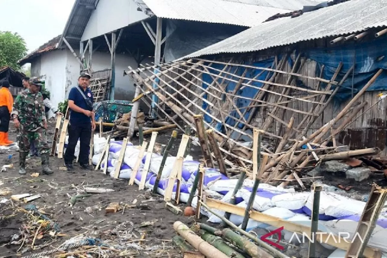 Gelombang Pasang Menghantam Rumah Warga di Situbondo