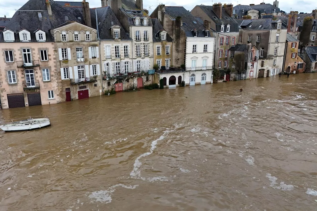 Inondations dans l'Ouest: l'eau monte moins que prévu, trois départements restent en vigilance rouge