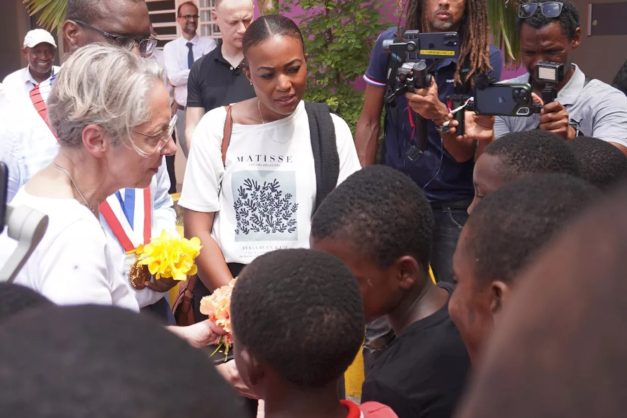 Mayotte: face à la détresse d'élèves, Borne promet de rétablir l'école «le plus vite possible»