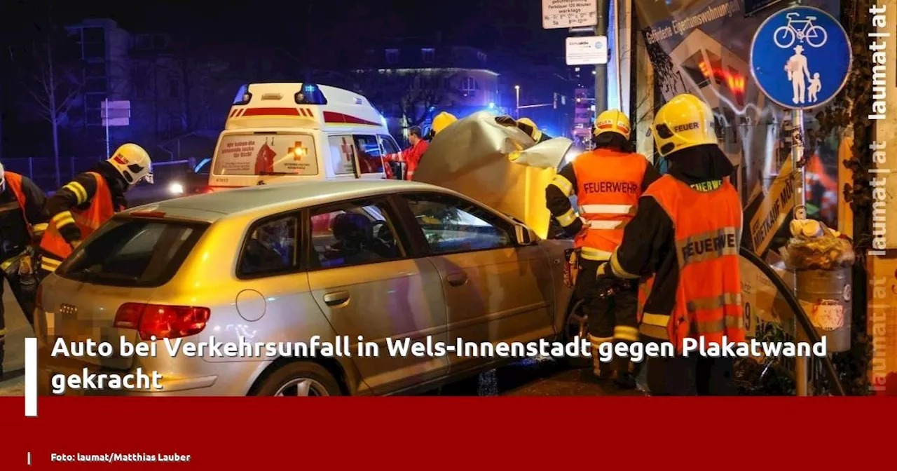 Auto bei Verkehrsunfall in Wels-Innenstadt gegen Plakatwand gekracht