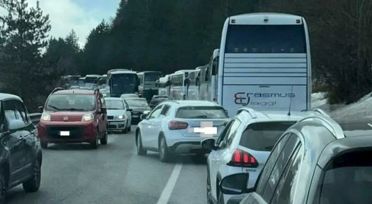 Roccaraso corre ai ripari: «Limite a 100 bus sulla statale». La decisione dopo l'assalto dei turisti e la dome