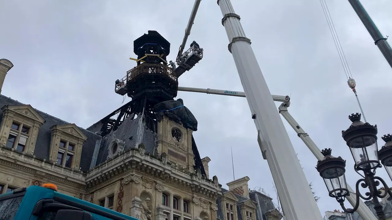 Démantèlement du beffroi calciné de la mairie du XIIe arrondissement de Paris