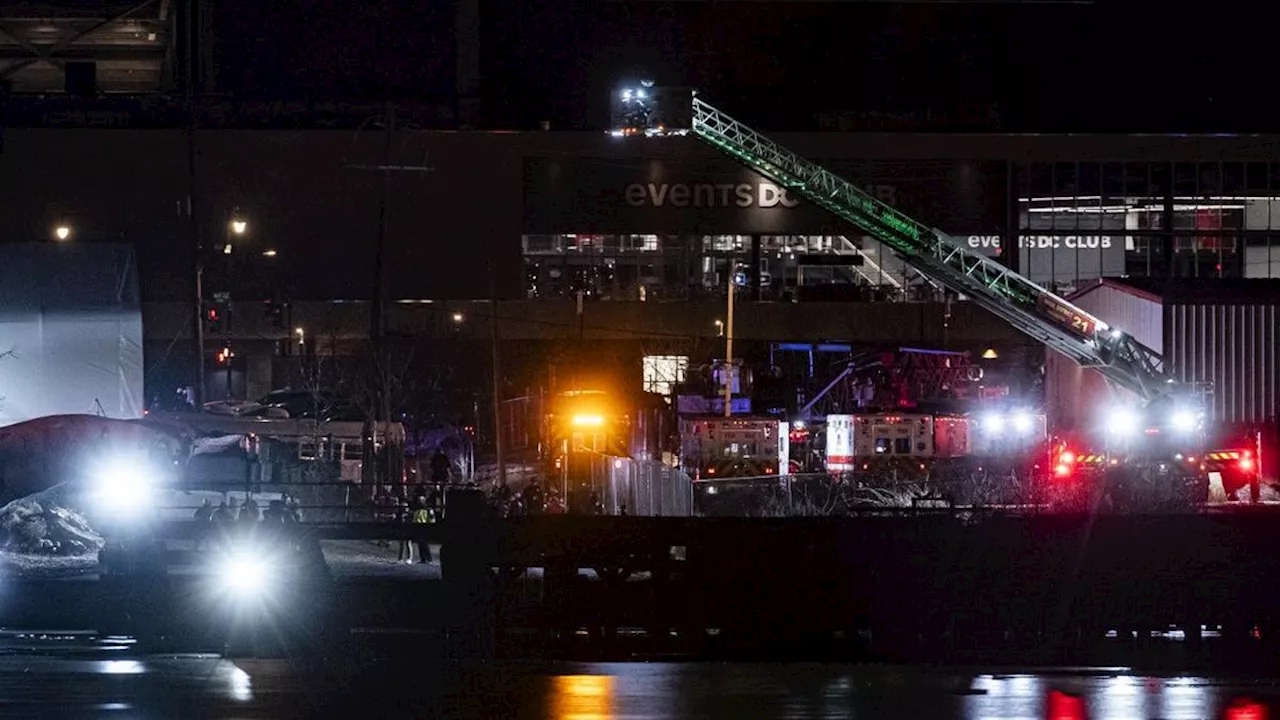 Pesawat American Airlines Bertabrakan dengan Helikopter Black Hawk, Jatuh di Sungai Potomac di Washington DC