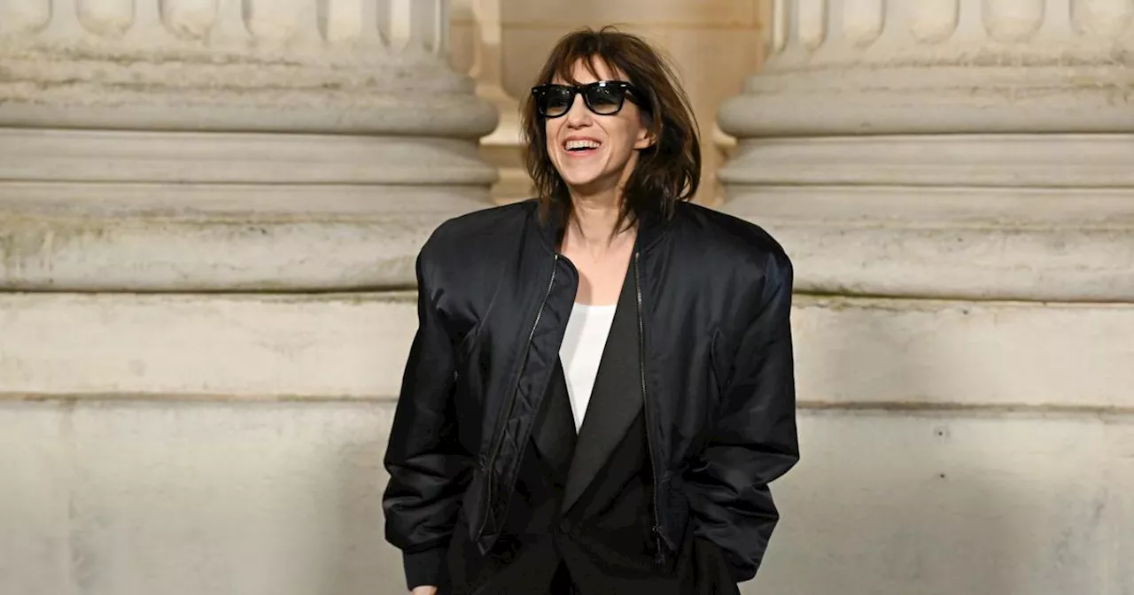 Charlotte Gainsbourg, en baskets et mains dans les poches, ose un look très masculin au défilé Saint Laurent à Paris