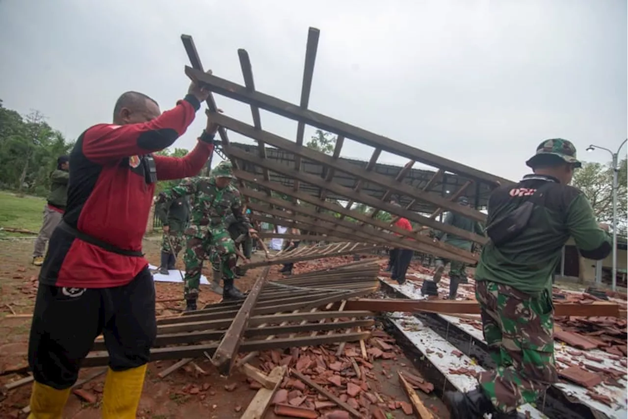 Angin Puting Beliung Ambruk Pendopo Joglo di Klaten, BPBD Imbau Masyarakat Waspada