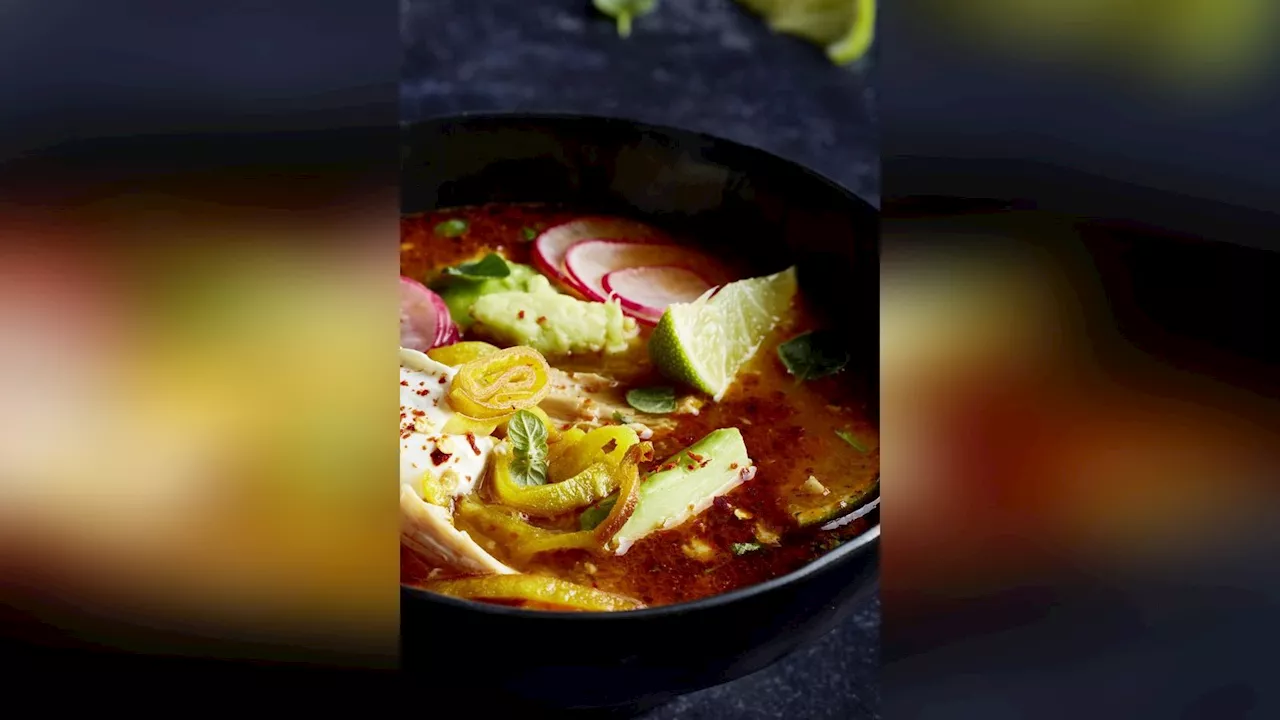 Mexikanische Hähnchen-Tortillasuppe mit Avocado