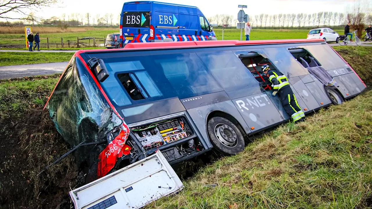 Bus met 20 passagiers rijdt greppel in bij Botlek, 1 persoon gereanimeerd