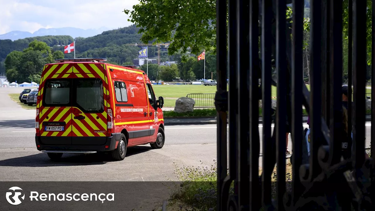 Acidente com autocarro escolar em França faz pelo menos um morto e 40 feridos