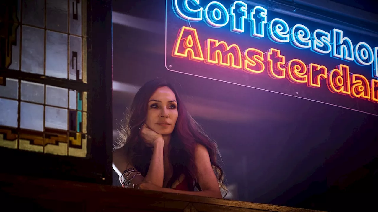 Netflix deelt eerste beelden van Amsterdam Empire met Famke Janssen