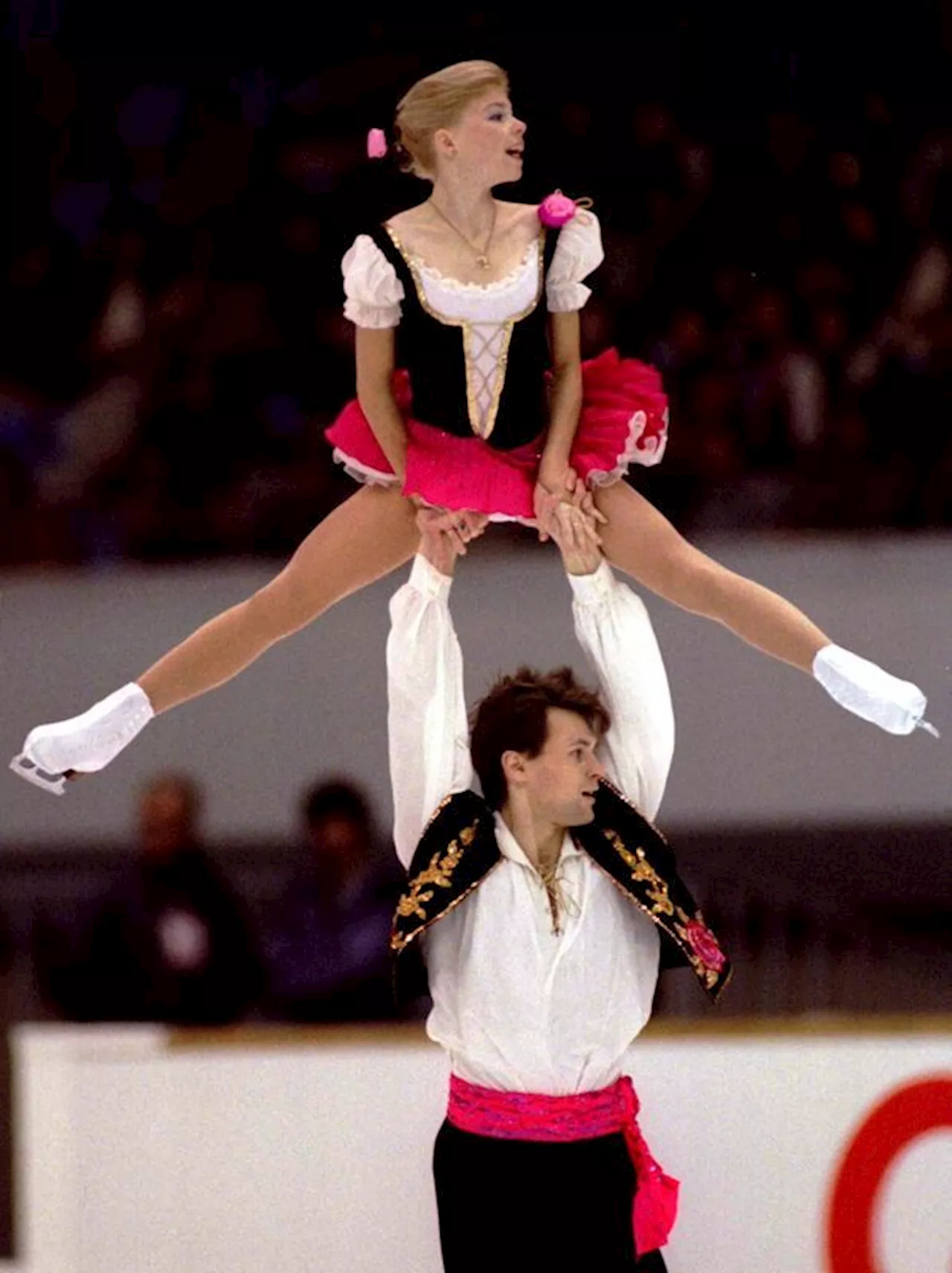 Russian skating couple, world champions in 1990s, were in crashed US airliner