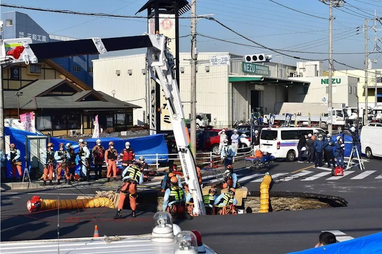 Sinkhole Rescue Suspended as Driver Remains Trapped in Japan