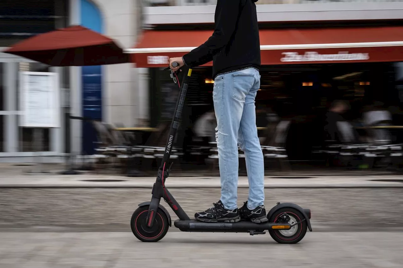 Barcelone impose le port du casque pour les trottinettes et interdit leur circulation sur les trottoirs