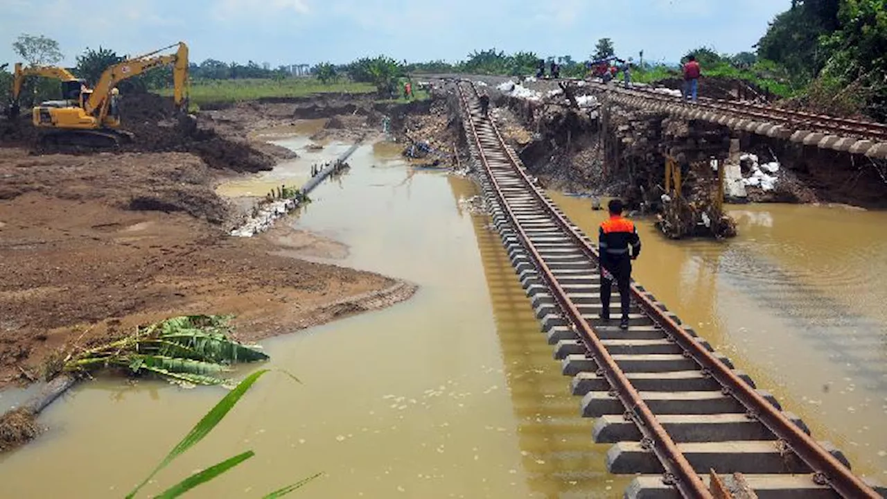 Banjir Ganggu Perjalanan Kereta Api di Batang