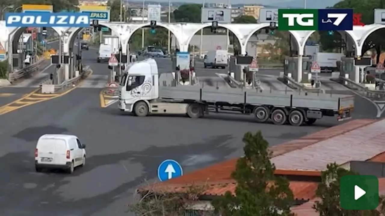 Inseguimento autostradale: uomo di 64 anni tenta la fuga con camion nonostante patente ritirata