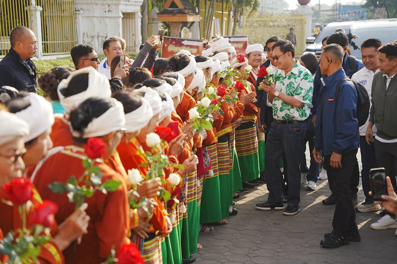 ทักษิณ ไหว้พระธาตุหริภุญชัย ตีฆ้อง 3 ครั้ง ถวายเป็นพุทธบูชา