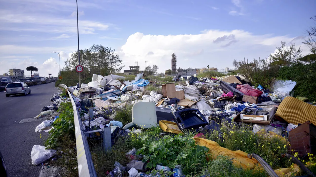 Cedu condanna l'Italia per scarico di rifiuti tossici nella terra dei fuochi