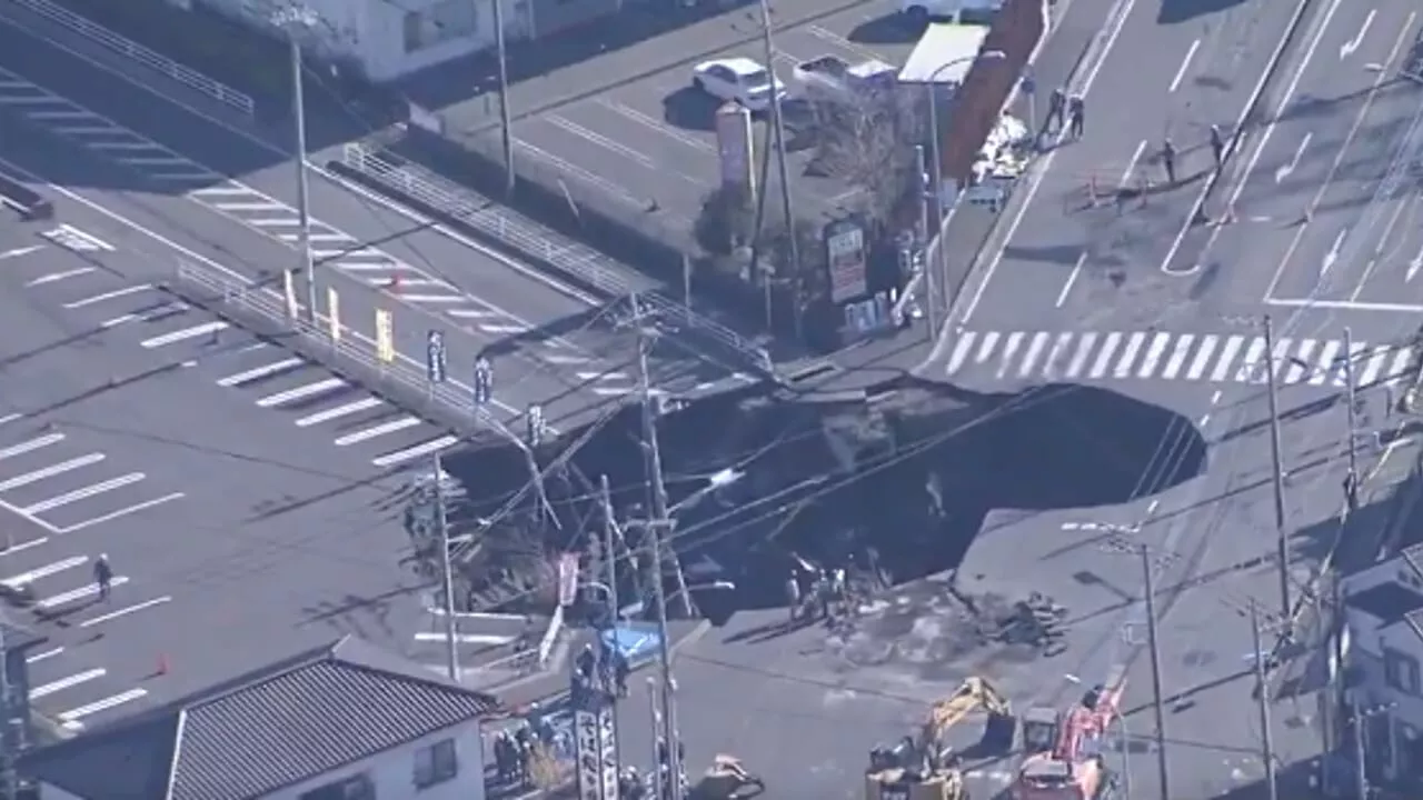 Corsa contro il tempo per salvare camionista intrappolato in voragine a Saitama