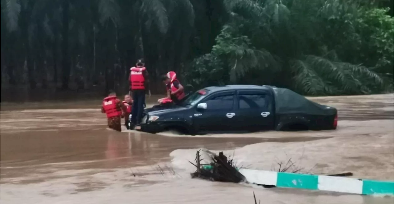 Kinabatangan Firefighters Rescue Family Trapped in Floodwaters