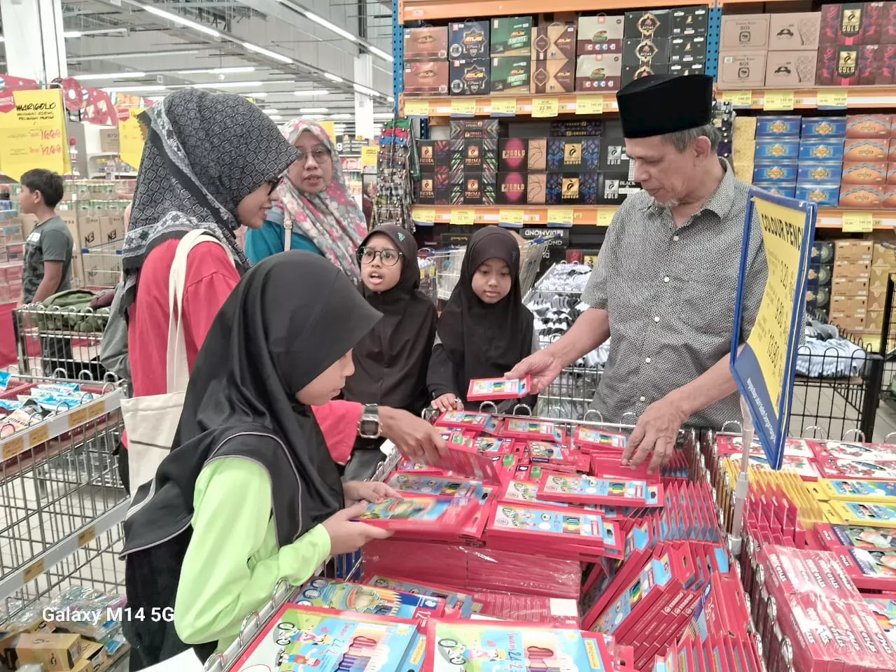 Orphans From Felda Jengka 24 Treated to Shopping Spree for School Supplies