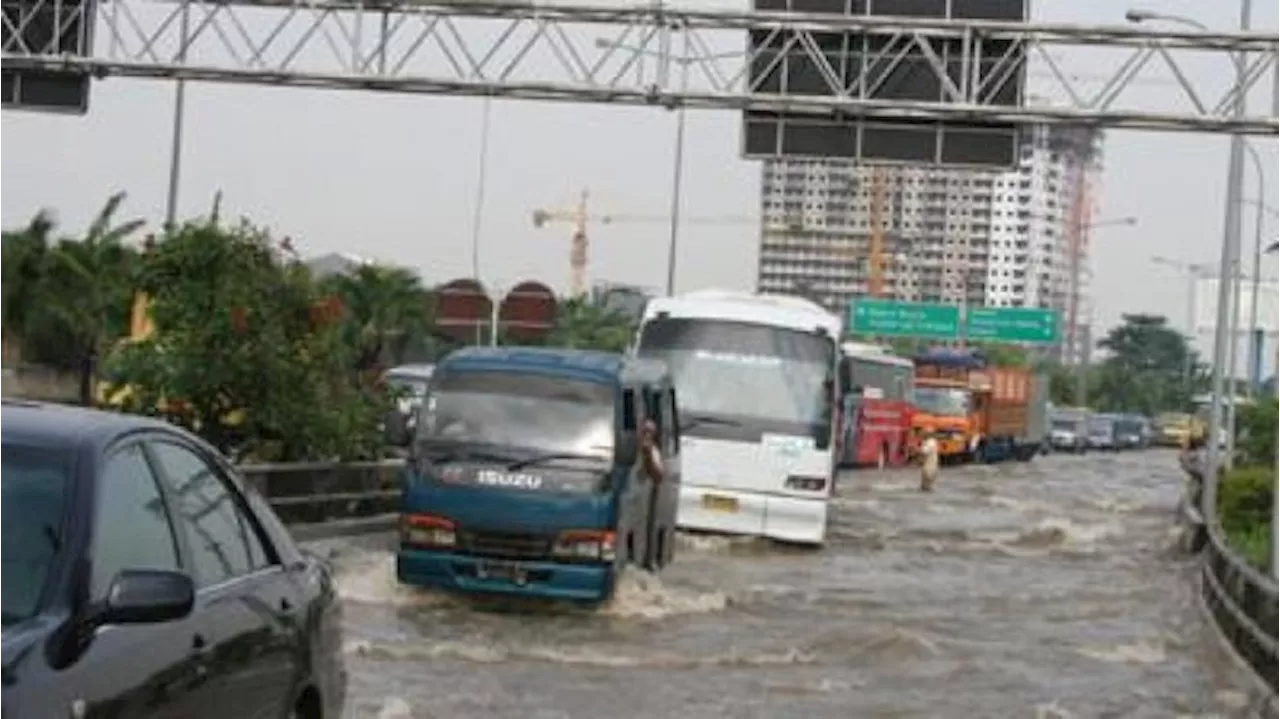 Tol Sedyatmo Arah Bandara Masih Banjir, Wamen PU Kerahkan 4 Pompa Surutkan Air