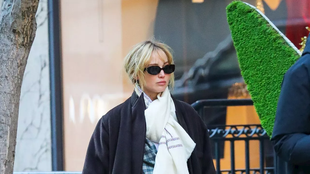 Jennifer Lawrence zeigt: Klobige Sneaker haben auch 2025 noch nicht (ganz) ausgedient