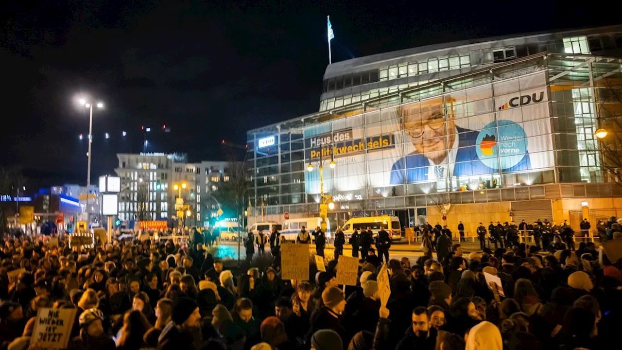 Protest wegen Migrationspolitik: Tausende Menschen vor CDU-Zentrale