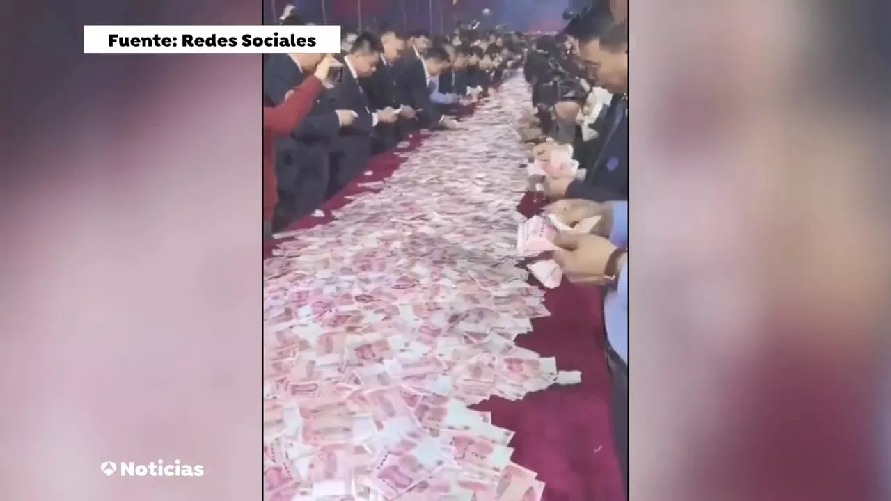 Empresa china premia a sus trabajadores con un reto de contar dinero