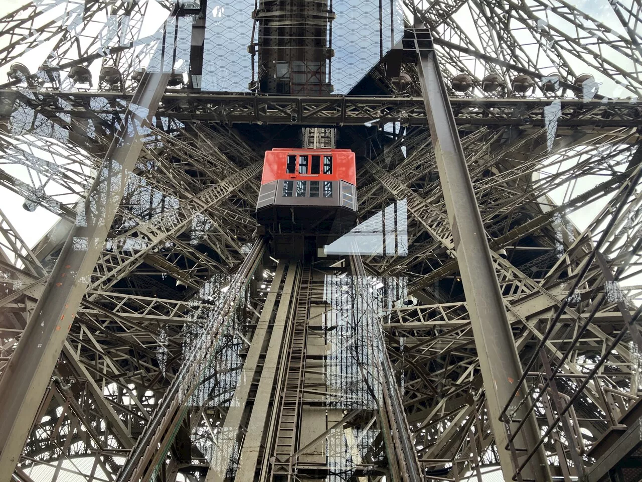 Paris : pour ses 136 ans, la tour Eiffel s'offre une petite révolution technologique et écologique