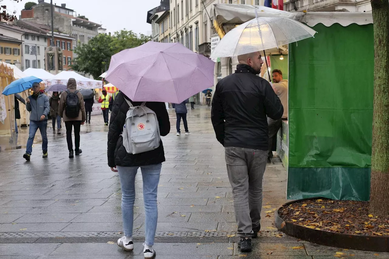 Doppio Ciclone Colpisce L'Italia: Piogge Incessanti Fino al Weekend