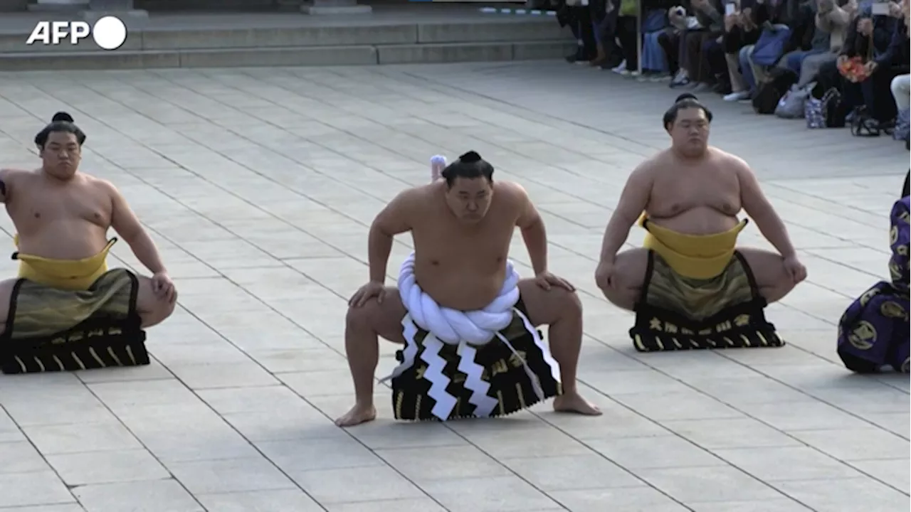 Tokyo, la folla accoglie il nuovo grande campione di sumo