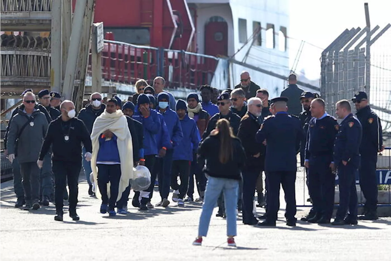 Tutti liberi i 43 migranti portati in Albania, tornano sabato sera a Bari