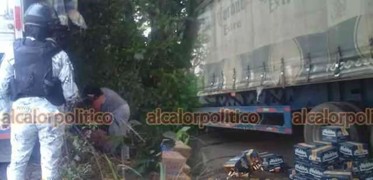 Rapiña tras choque y volcadura de tráiler con cerveza, en Cosamaloapan