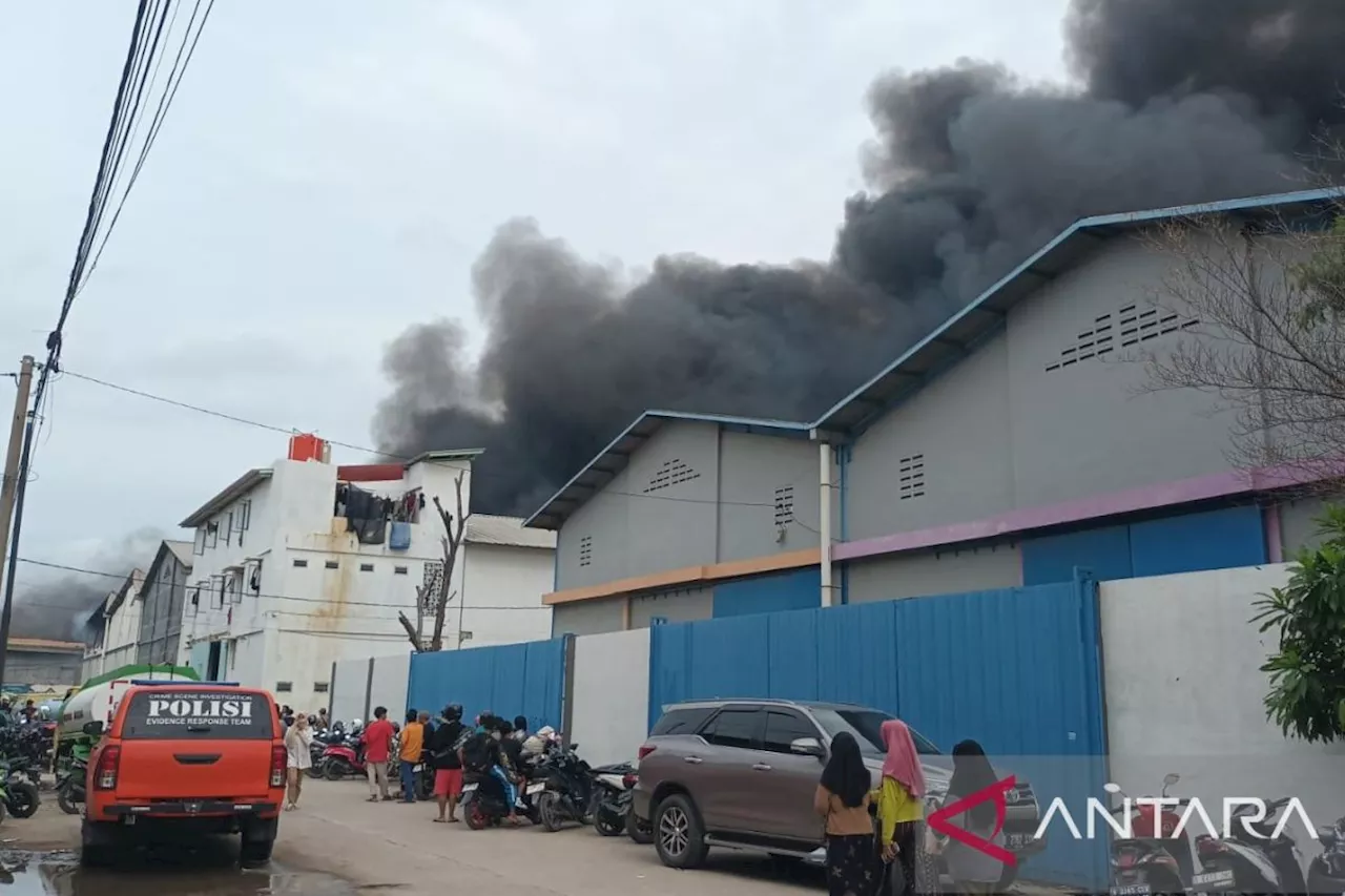 Kebakaran Melalap Lima Gudang di Kawasan Pergudangan Tangerang