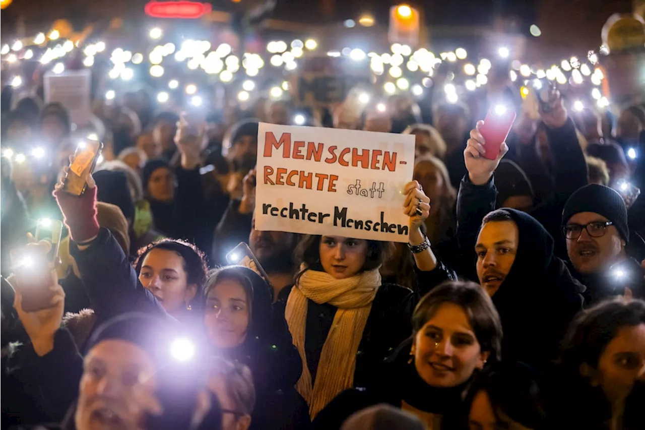 Lichtermeer vor Konrad-Adenauer-Haus in Berlin: Wollen keine „rechte Diktatur“