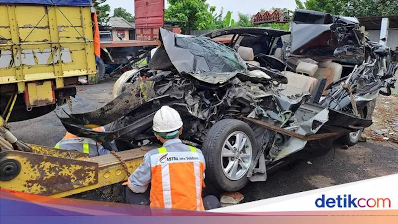 Avanza Tabrak Truk di Tol Jombang, 2 Pegawai Dinsos Jatim Tewas