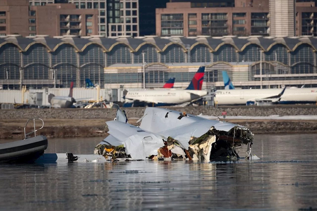 Recuperan la caja negra del avión siniestrado en Washington, mientras se busca a 14 desaparecidos