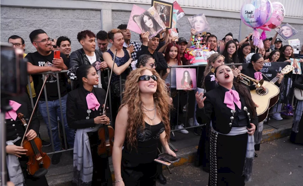 Fans de Shakira se aglomeran en el Palacio de los Deportes