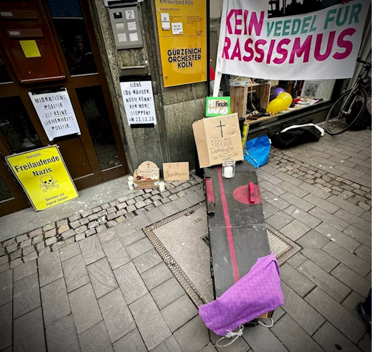 Köln: Sarg vor CDU-Geschäftsstelle - „mehr Herz, weniger Merz“