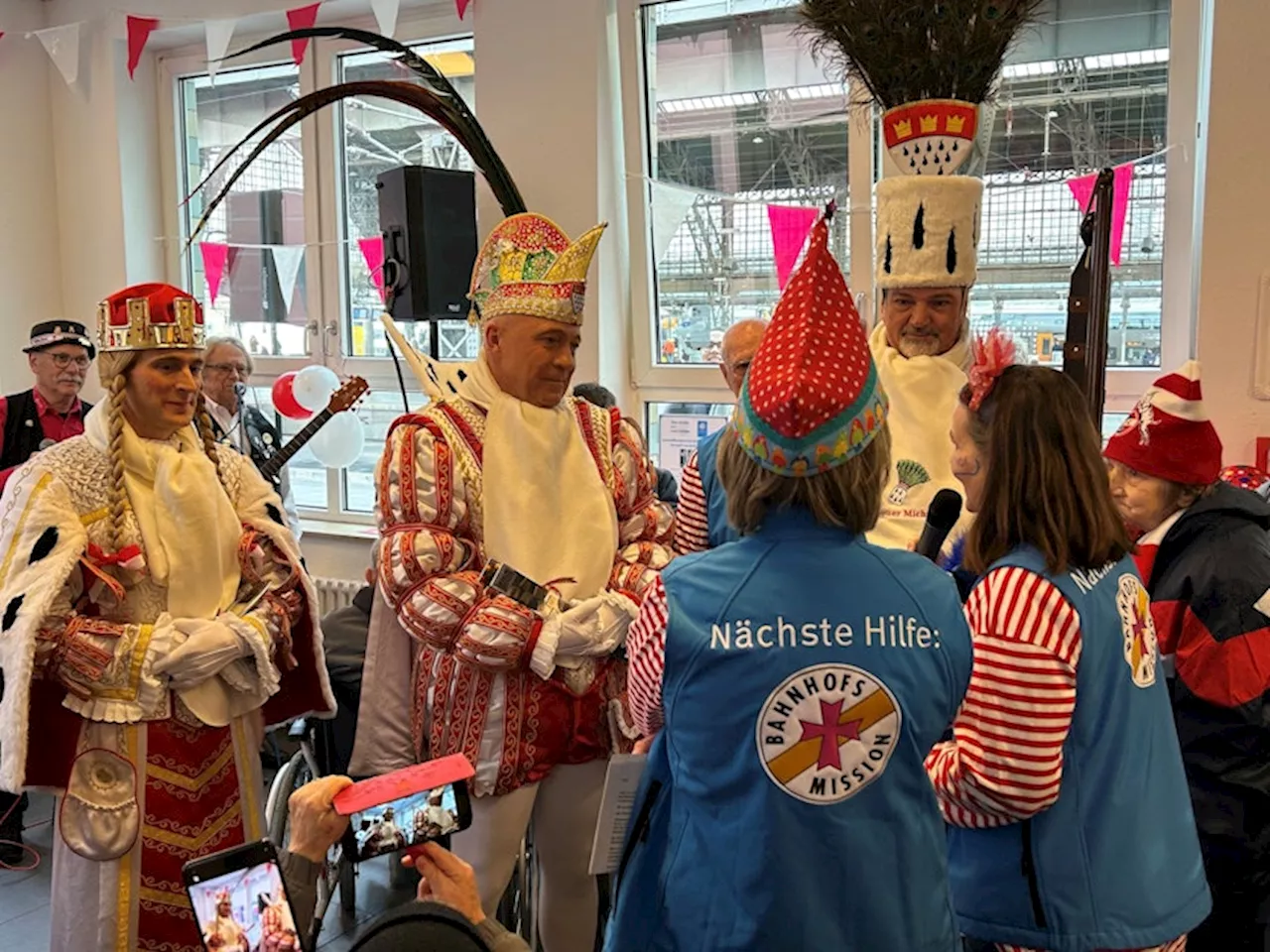 Kölner Dreigestirn besucht Bahnhofsmission