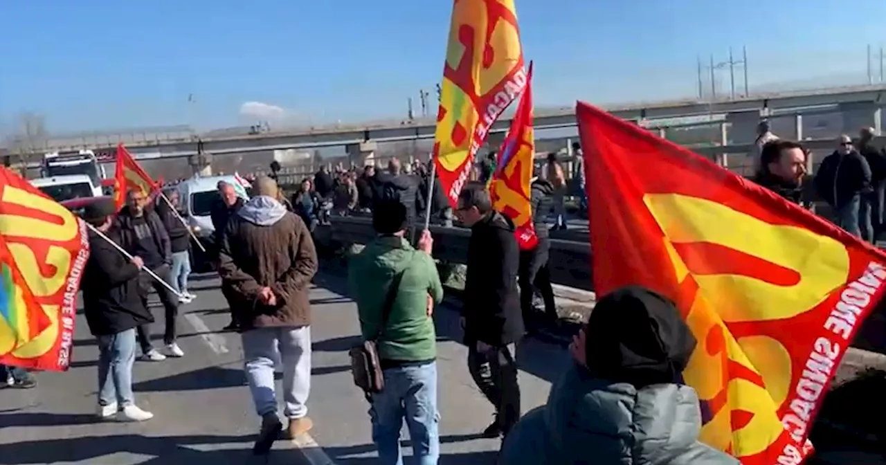 Licenziamento collettivo alla Jabil di Marcianise, i lavoratori invadono le corsie della superstrada:…