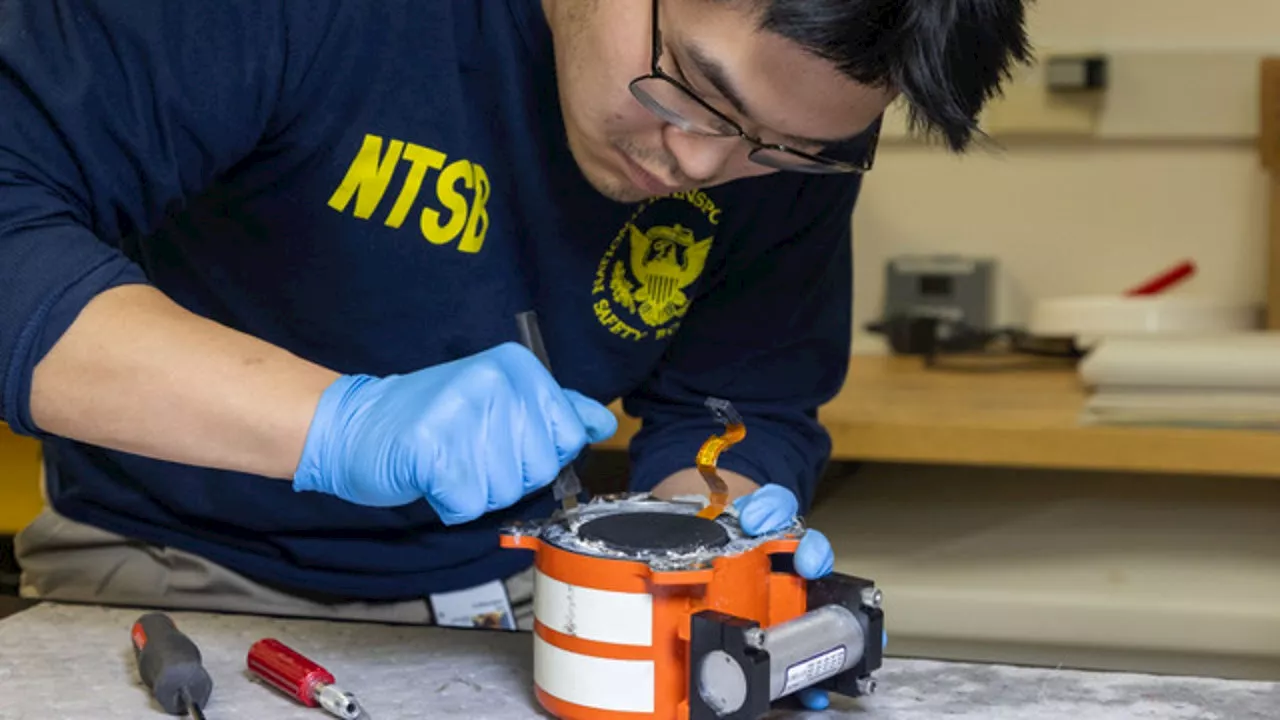 NTSB Retrieves Cockpit and Flight Data Recorders from DC Mid-Air Collision