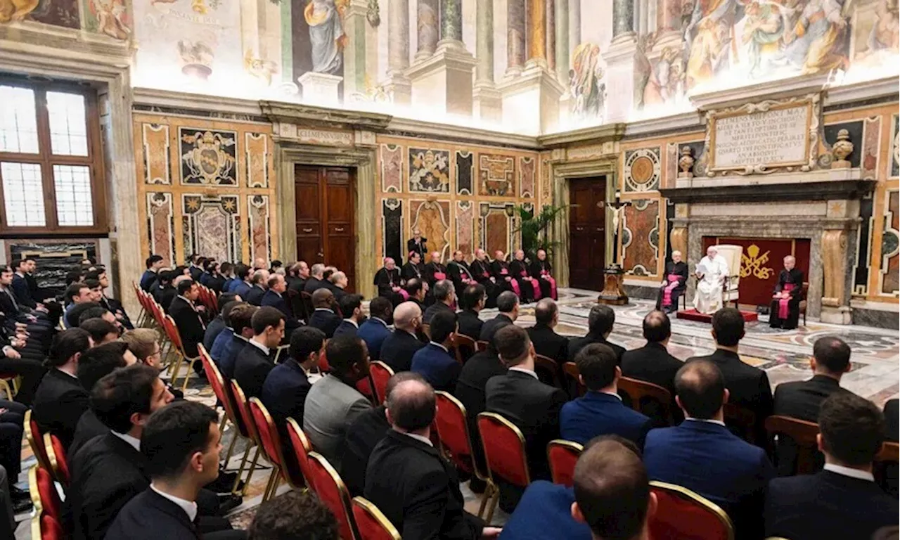 Pope calls on Valencia seminarians to bring hope to devastated region