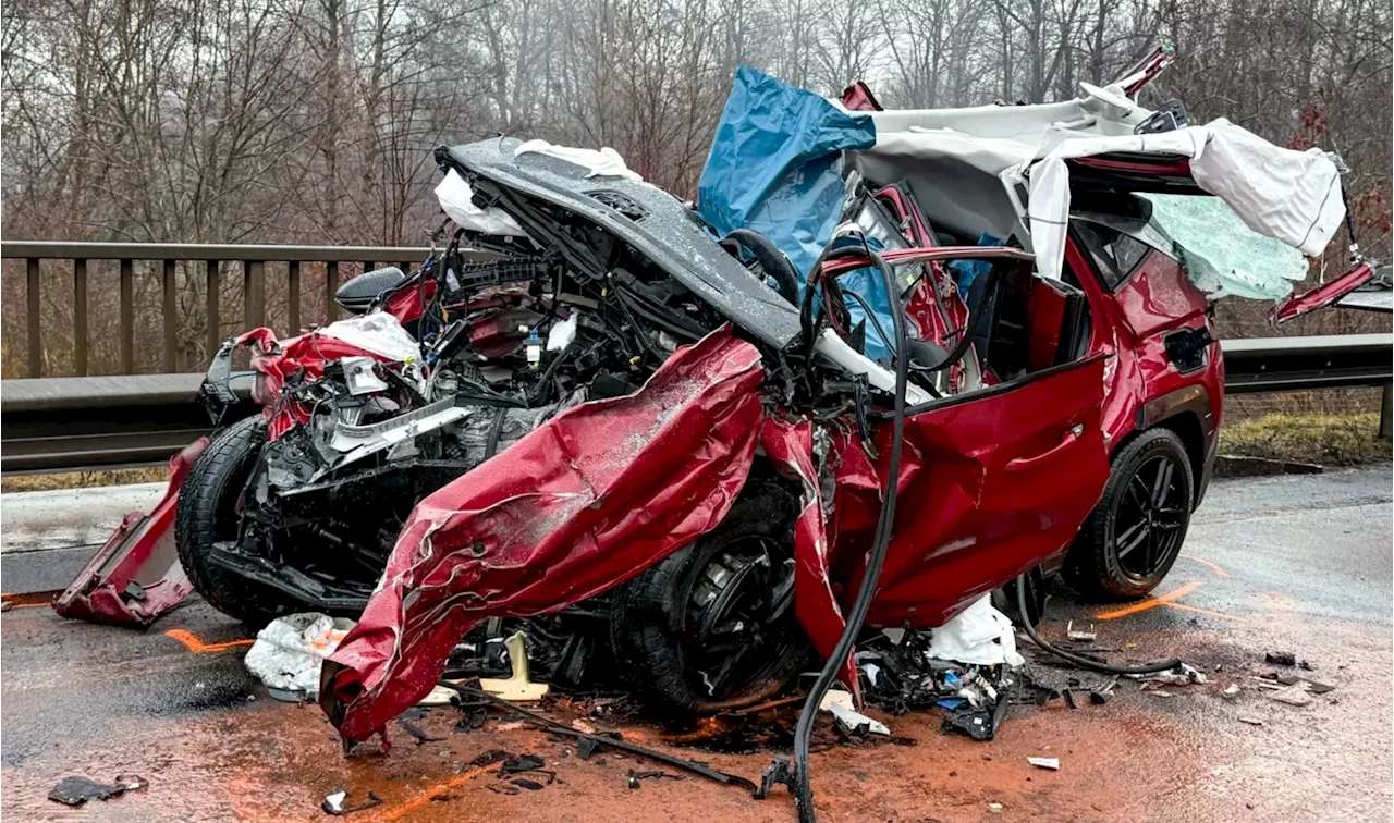 Tödlicher Unfall auf der Kremstalstraße: Pkw kollidiert mit LKW