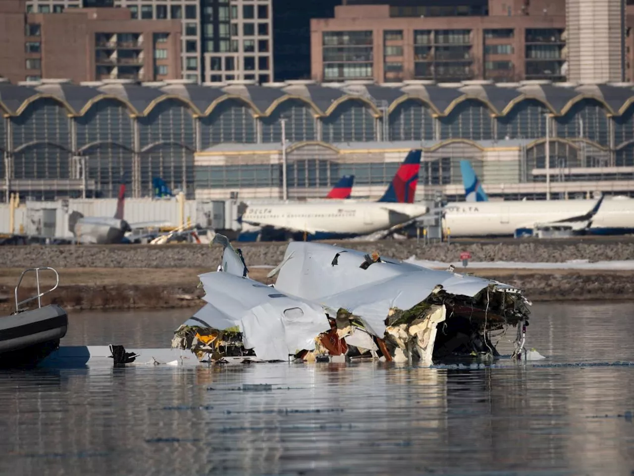 Tragedia sull'aereo a Washington: almeno 14 pattinatori morti in collisione con un elicottero