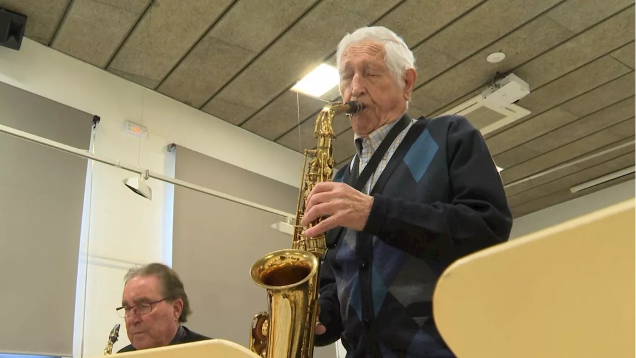 La orquesta de jubilados de Josep, saxofonista a sus 94 años en Girona