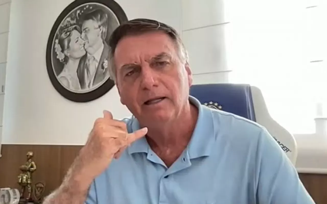 Bolsonaro diz não ter tempo para ler livros e se mantém informado por WhatsApp